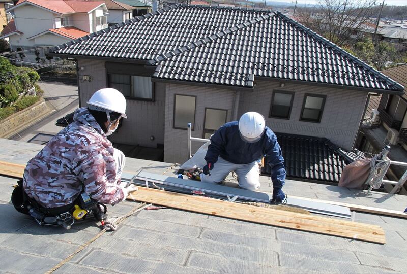 屋根の板金工事を進めるスタッフたち_R